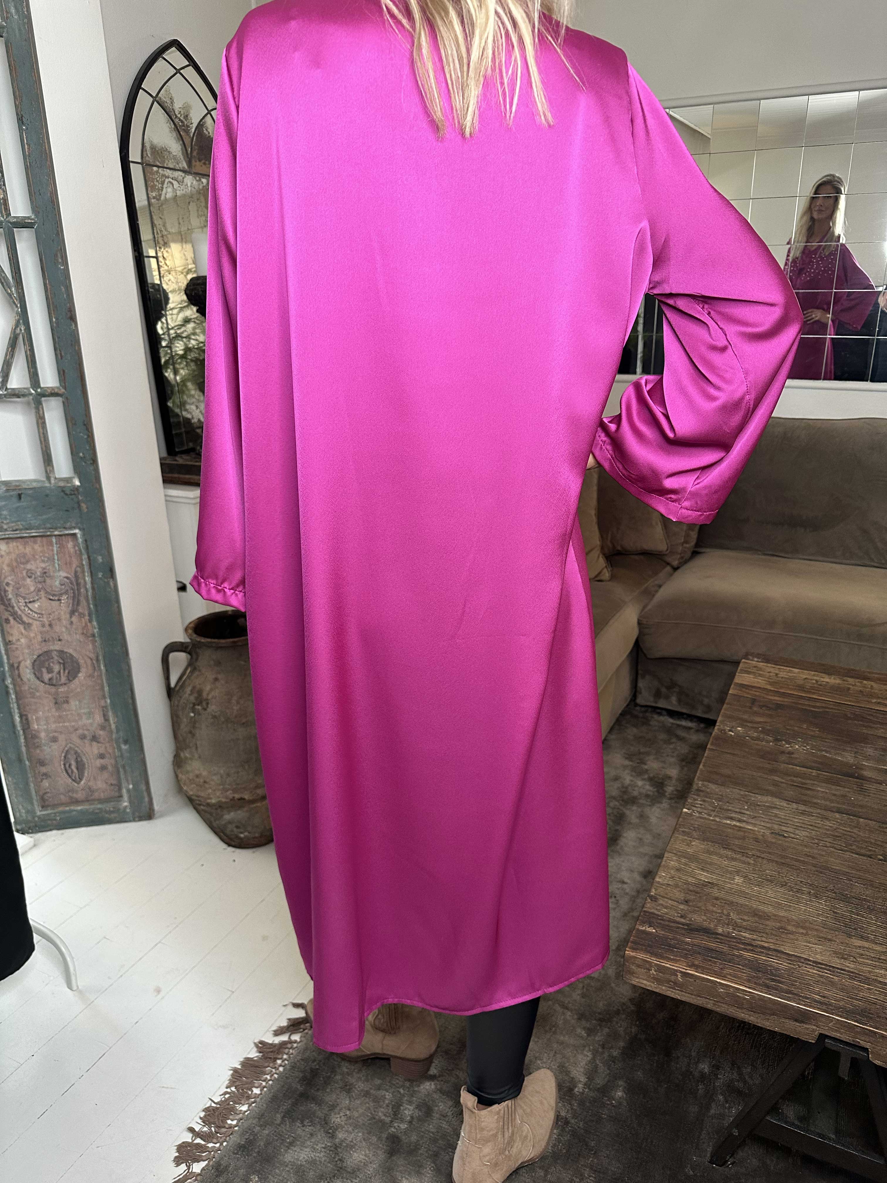 Emilia - Klänning i silkelook med lös passform och vita pärlor